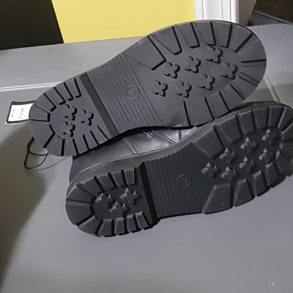 NWT Art Class Boys Black/Gray Atticus Boot Size 2